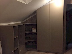 Гардероб на мансарду на заказ
